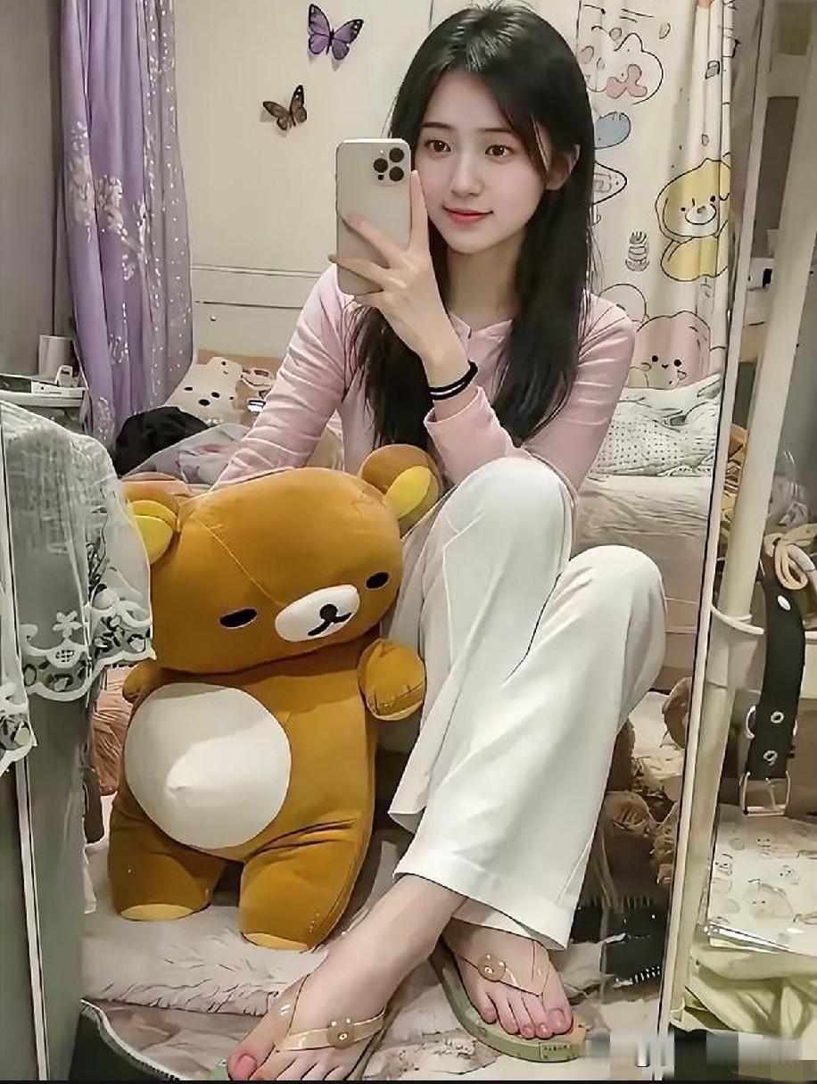 在老小区楼下随手抓拍到的软萌日常！对着穿衣镜自拍的小女生抱着软fufu的轻松熊，