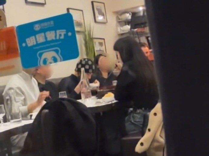 王鹤棣到巴黎也要吃川菜王鹤棣巴黎又去吃川菜了 王鹤棣到巴黎也要吃川菜，谁懂这个人