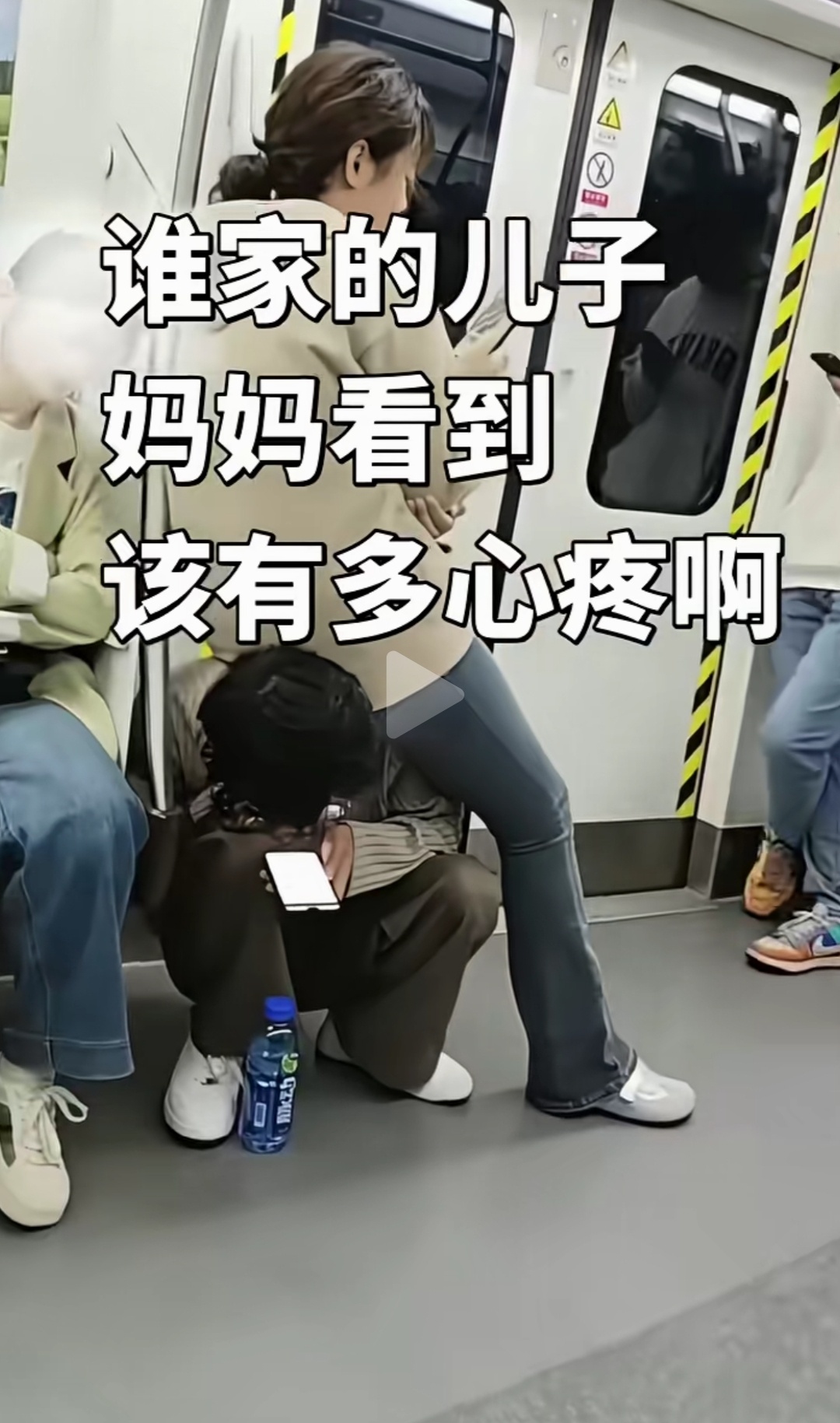 随手捡到一张图|你认为这是爱情吗？有的人认为是爱情，有的认为是舔狗，你眼里看到的