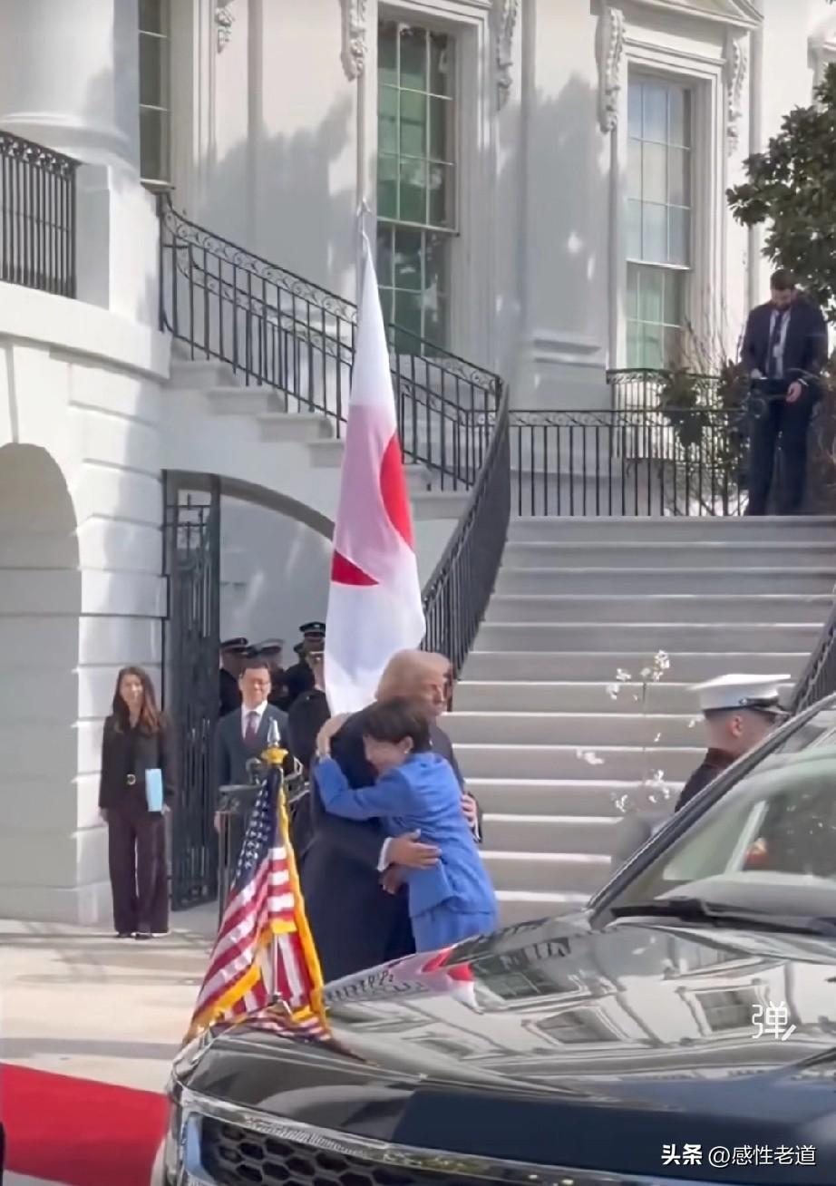 高市早苗前往美国白宫，她的热情已经快溢出屏幕。全世界都看得一清二楚：日本，已经彻