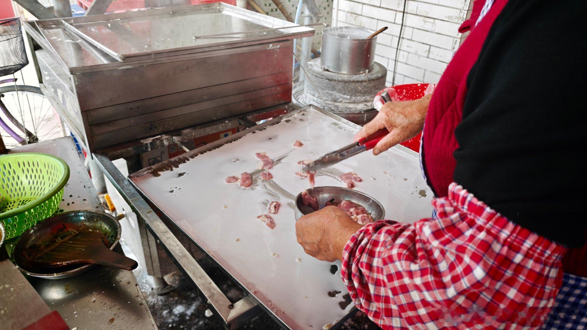 美好的一天从路边大妈的一盘肠粉和一辆日产N6开始。