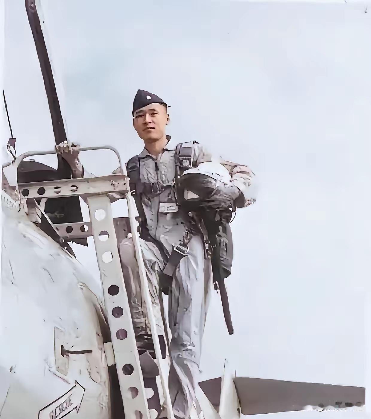 台湾空军飞行员谢翔鹤，1964年被解放军俘虏，拒不投降，只为能重回台湾效力国民党