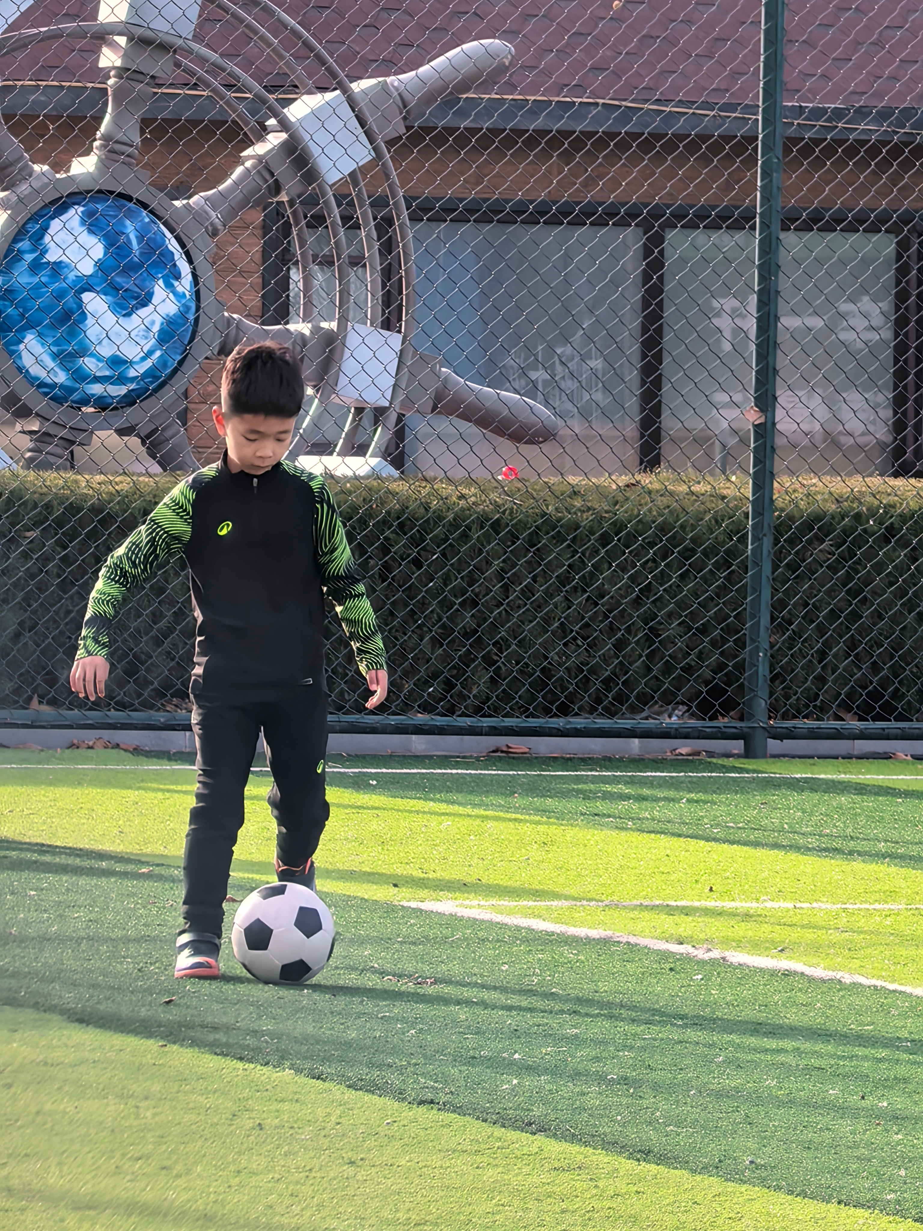 哥哥踢球渐入佳境了不指望他踢很好，享受其中就好男孩还是得有一项长期坚持的运动就是