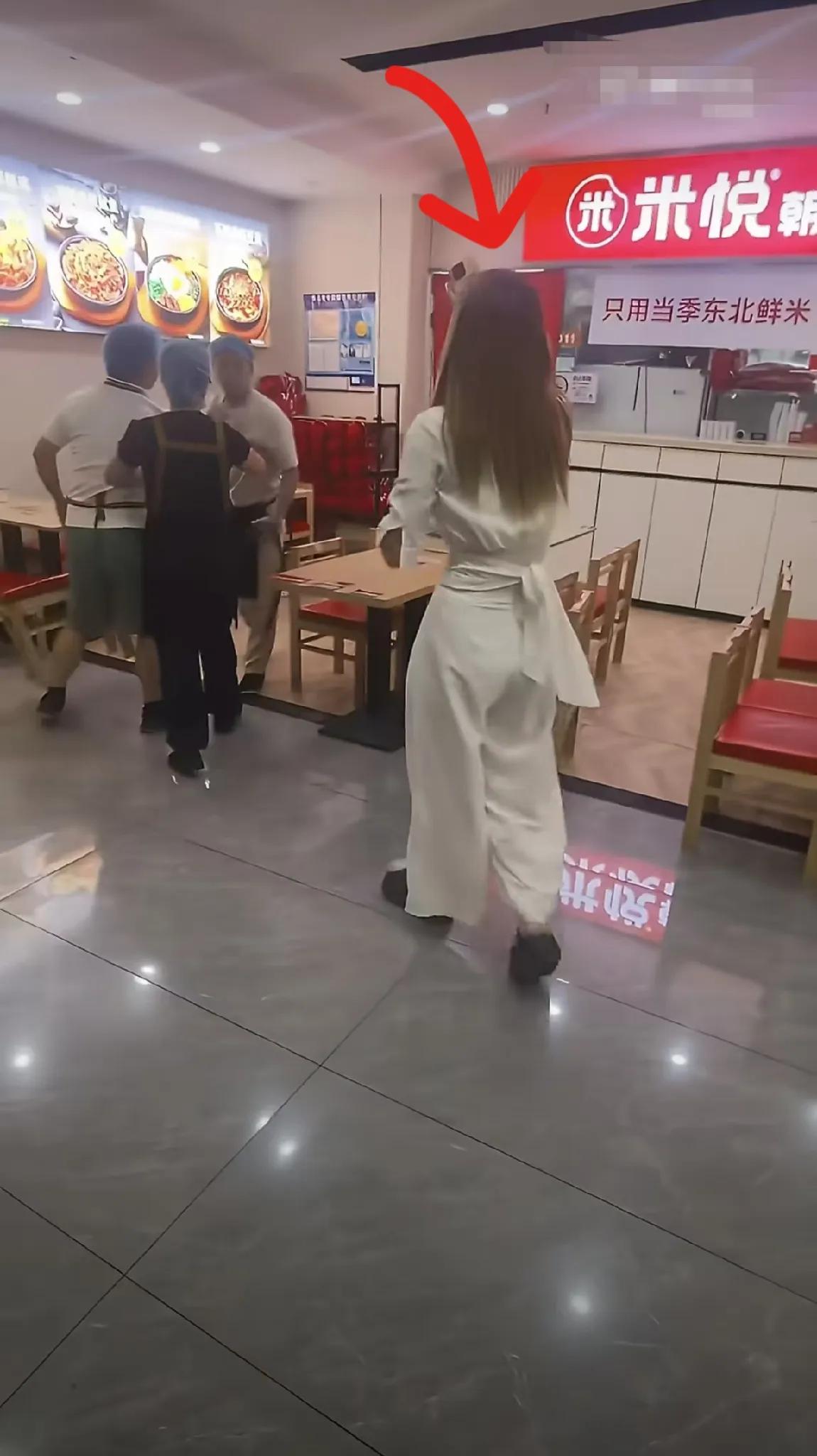霸王餐吃得太霸道了。
女子花10元点了外卖，备注加个酱包，收到餐发现没有酱包，女