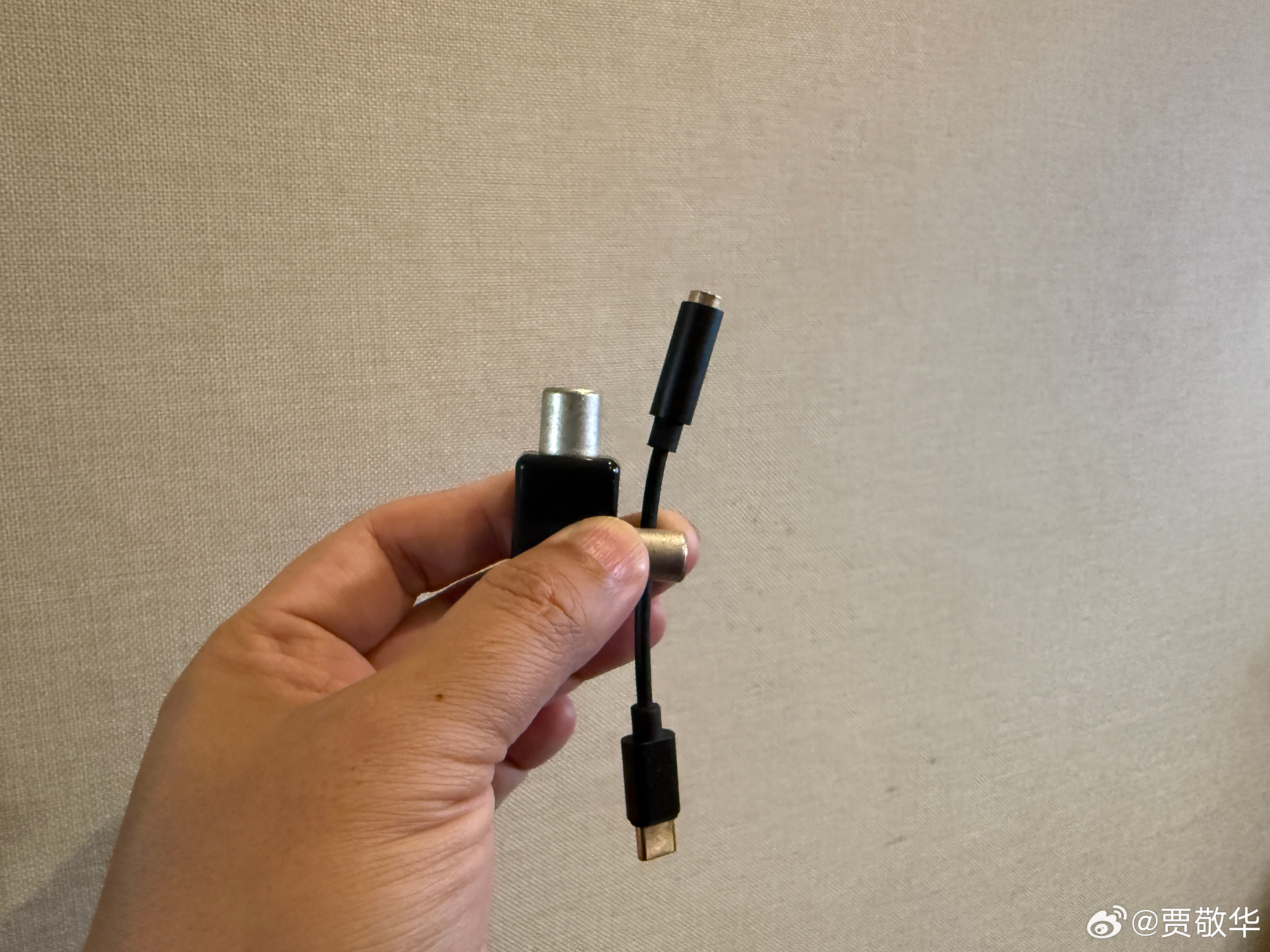 有些数码产品设计真脑残，比如电视要接机顶盒，根本不需要老式的天线接口。更有意思的