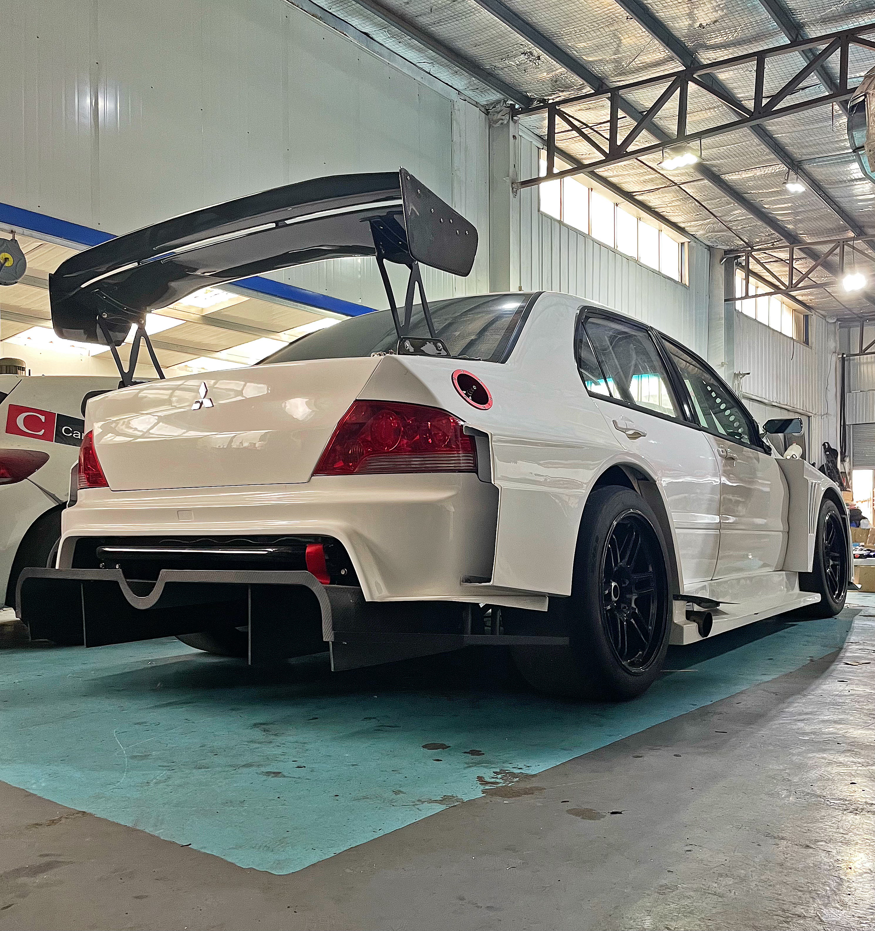 看到了一台非常帅气的EVO赛车、轮上550马力、车内一堆奢侈品！这么一台赛车的价