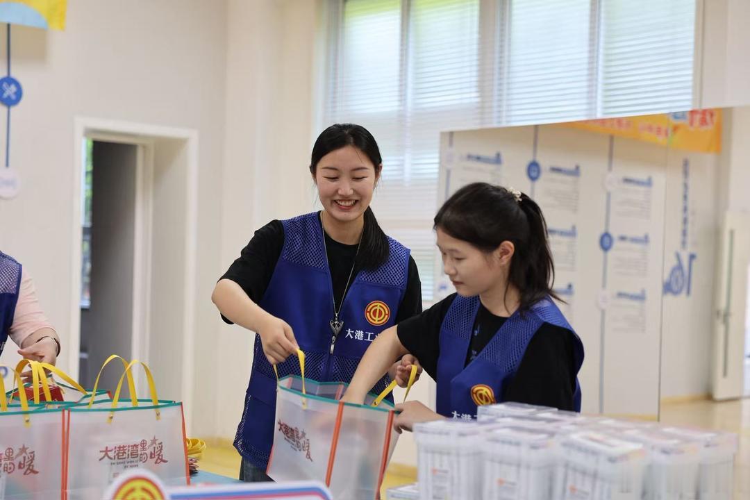 宁波北仑六一礼包跨越山海温暖留守儿童跨越山海的爱，从不缺席六一！近日，宁波北仑延