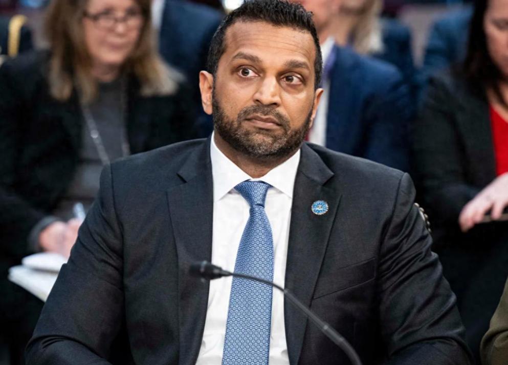 炸裂！美国20多名官员集体爆料，FBI局长醉酒失联、彻底失控。
白宫明知丑闻滔天