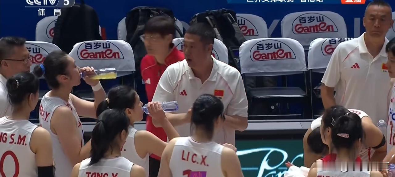 中国女排惜败意大利，输在第四局上。
第二局第三局中国女排打出了自己的特点，在进攻