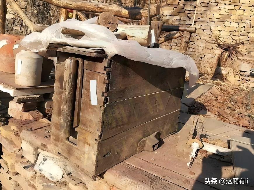 整块实木榫卯拼接而成，木纹饱经烟火熏烤，通体黝黑。
从前家家户户生火做饭，全靠手