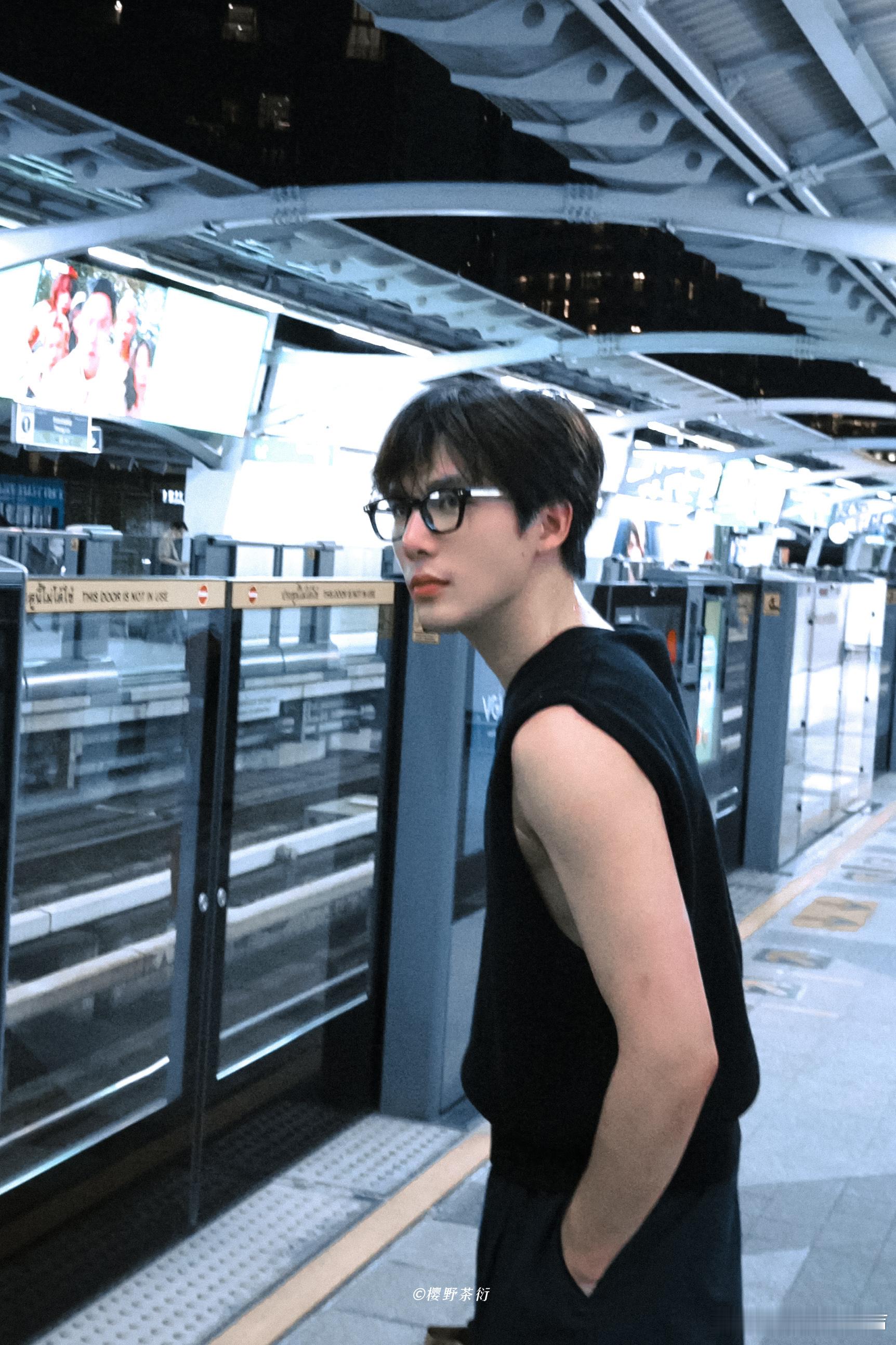 王安宇被教练认证的冲浪天才海浪之上尽显少年风采，王安宇踏浪腾空的画面极具冲击力。