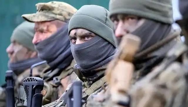 乌克兰恐怕真的没人可死了！俄军在顿涅茨克打扫战场，越扫越心惊：满地阵亡士兵，竟没