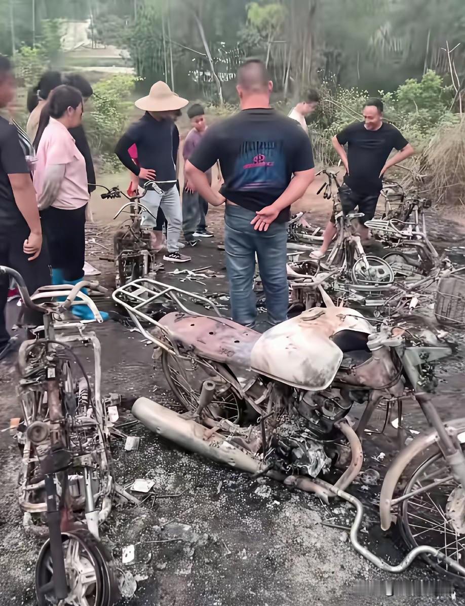 清明祭祖有的地方，
烧摩托车当贡品来祭祀祖先，
这真有点胡闹了，
烧真实的车辆祖