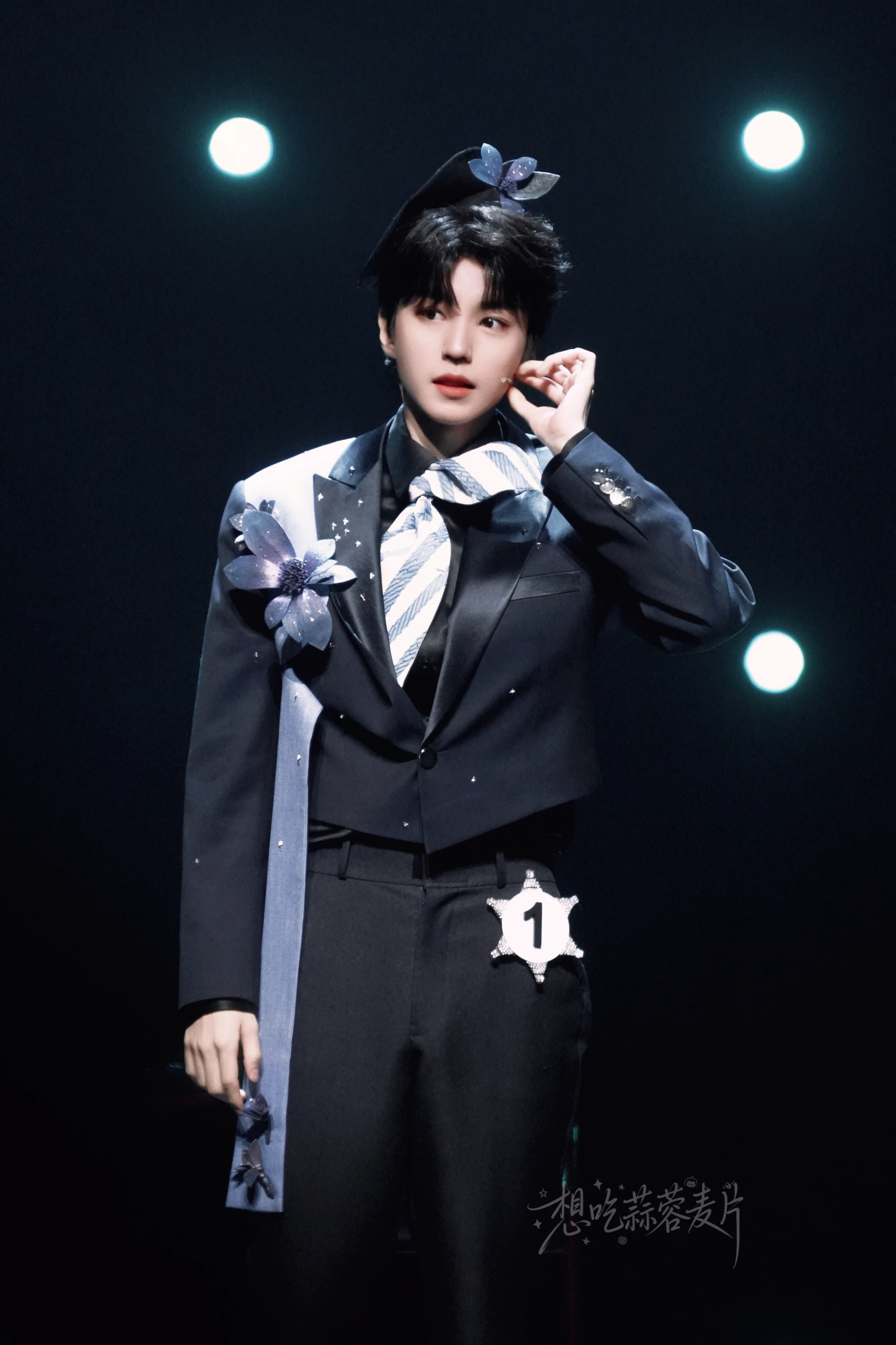 这一组拍得有点太漂亮🌙脸蛋比身上的小花更耀眼✨图cr 已授权王俊凯话剧趁世界还