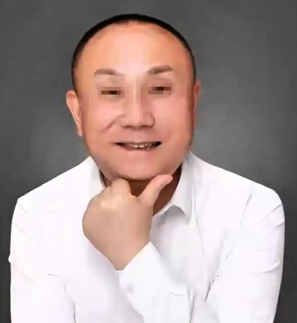 天爷啊！西安赛格外面人山人海客流几十万，里头干了20多年的老板严鹏，只因店员拆了