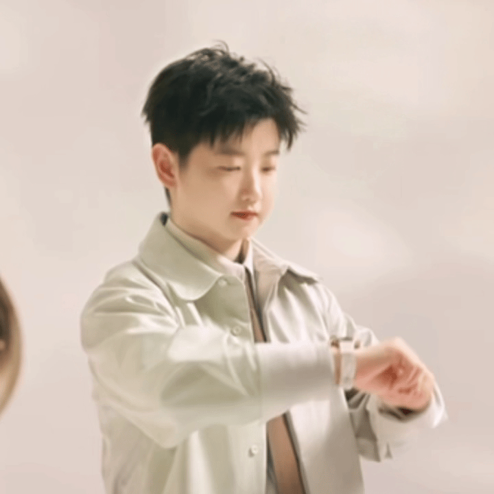 成功人士商务小莎携OPPO Watch X3 Mini 超美小金表OPPO En