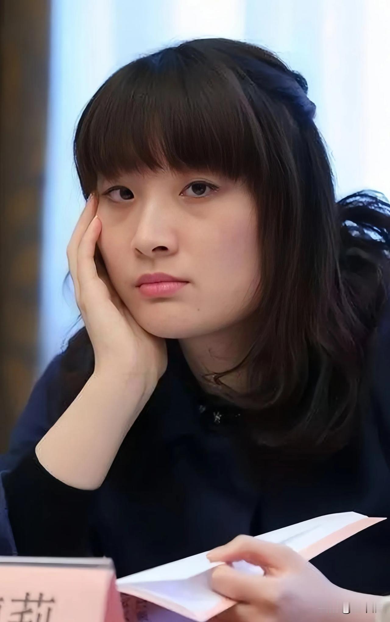 主持人采访宗馥莉，问她:感情的事，你自己有具体标准吗？就好比说，你喜欢哪个明星偶