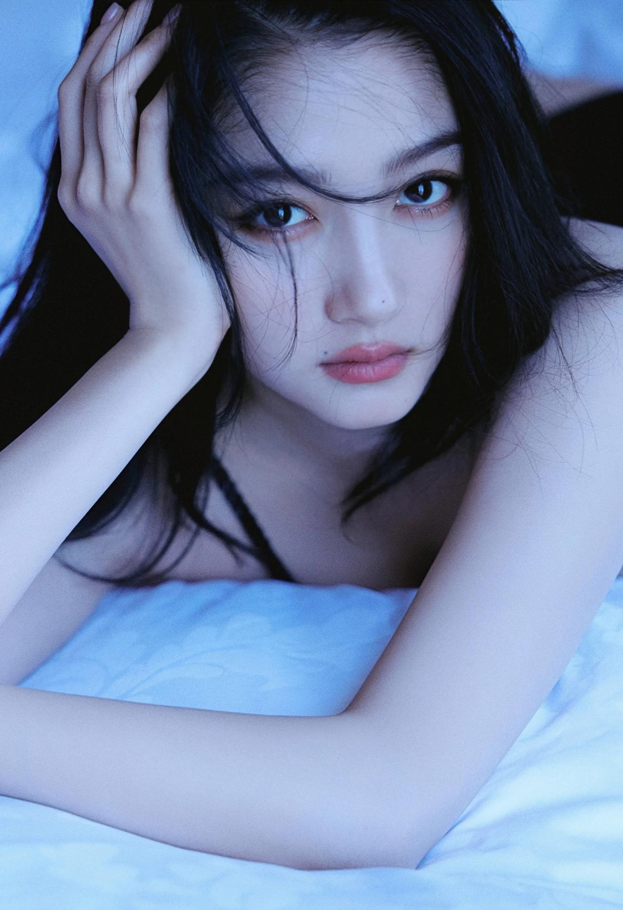 关晓彤，这位青春活力的女星，近日以一袭吊带裙亮相，床上尽情撒欢，尽显她的青春与灵