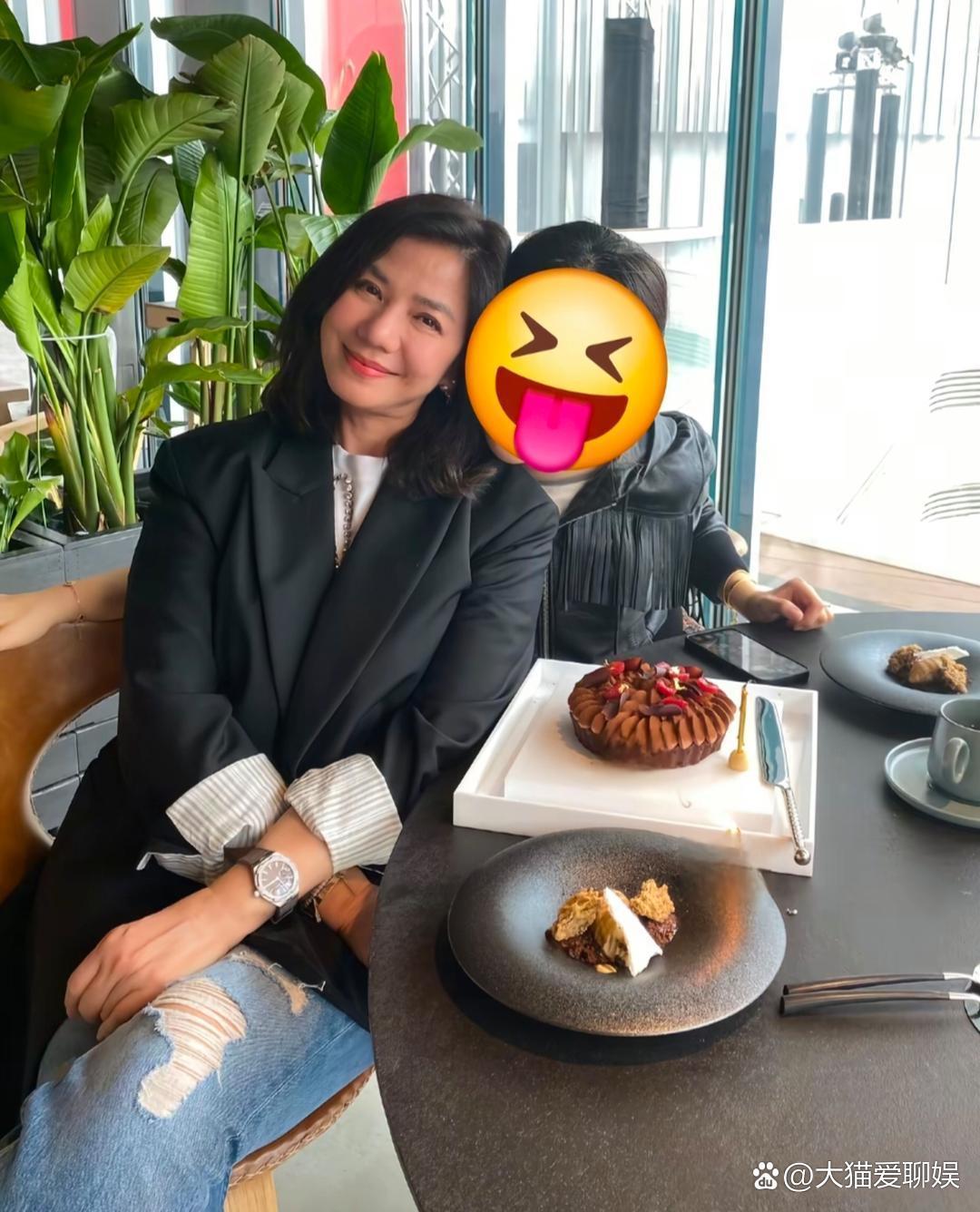 钟楚红和闺蜜一起庆祝66岁生日，她真人还是非常美，脸蛋圆润大气，笑起来风情万种，