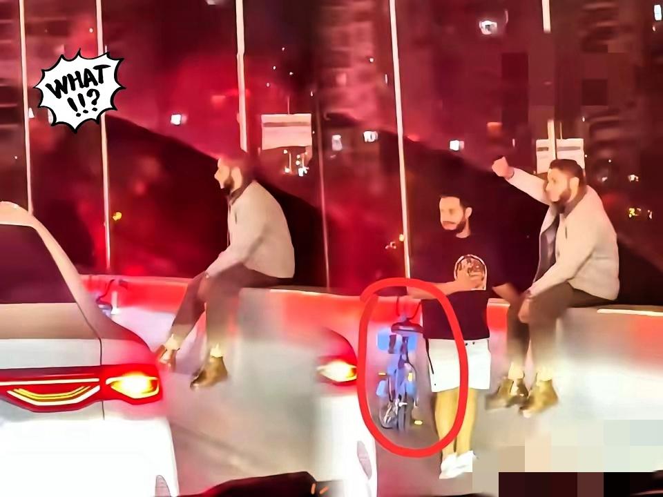 上海高架这幕真的看吐了！俩外国男子骑共享单车上高架，

一个坐石墩上，一个在车流