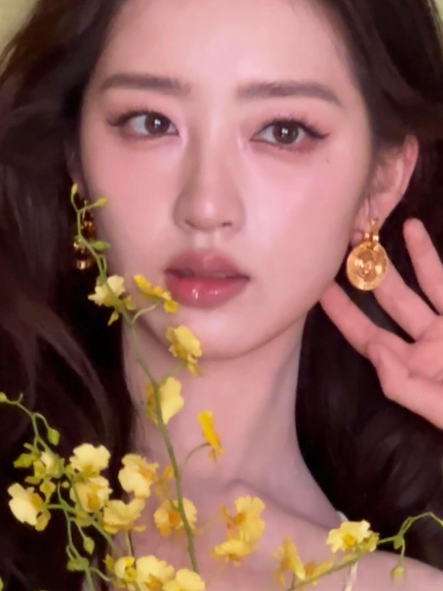 邓恩熙今天范思哲活动造型，小女孩长大啦很美！ 