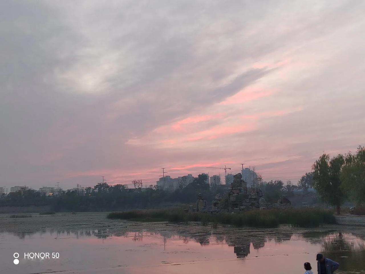 #秋日生活记录#秋日的河边，似一幅色彩浓郁的画卷。晚霞宛如璀璨的锦缎，从天边铺展