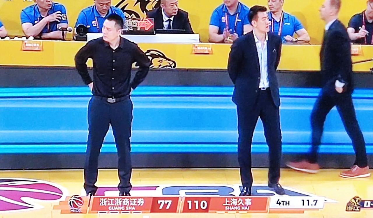 广厦77-110完败于上海，其实最后一节就是垃圾时间，现场很多观众都回家了。这就