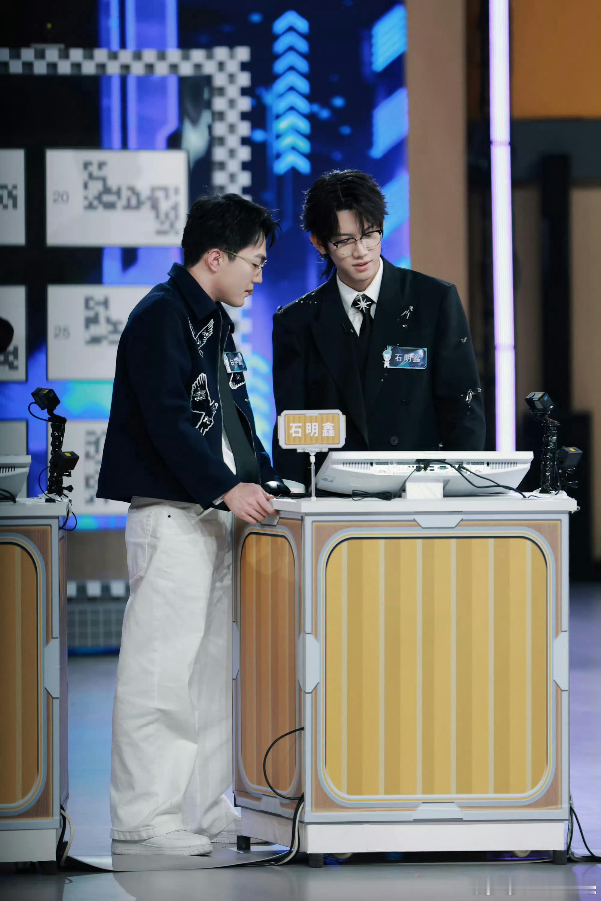 最强大脑第三期就是脑王巅峰赛脑王巅峰赛终于来啦！俱乐部重组后阵容超顶，全程烧脑挑