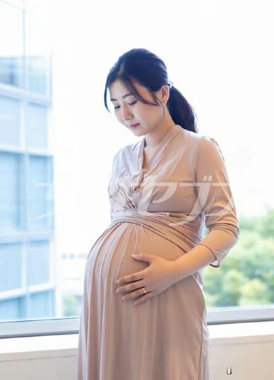 日本乒乓球名将福原爱挺孕肚，接受采访，公开再婚并怀孕。这则消息成了热搜新闻，再婚