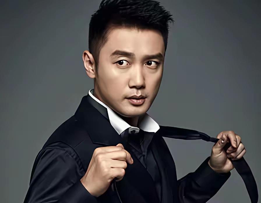 巩铮。高大，帅气，从主持人到演员，认真，努力，演了好多电视剧，口碑不错。
只是缺