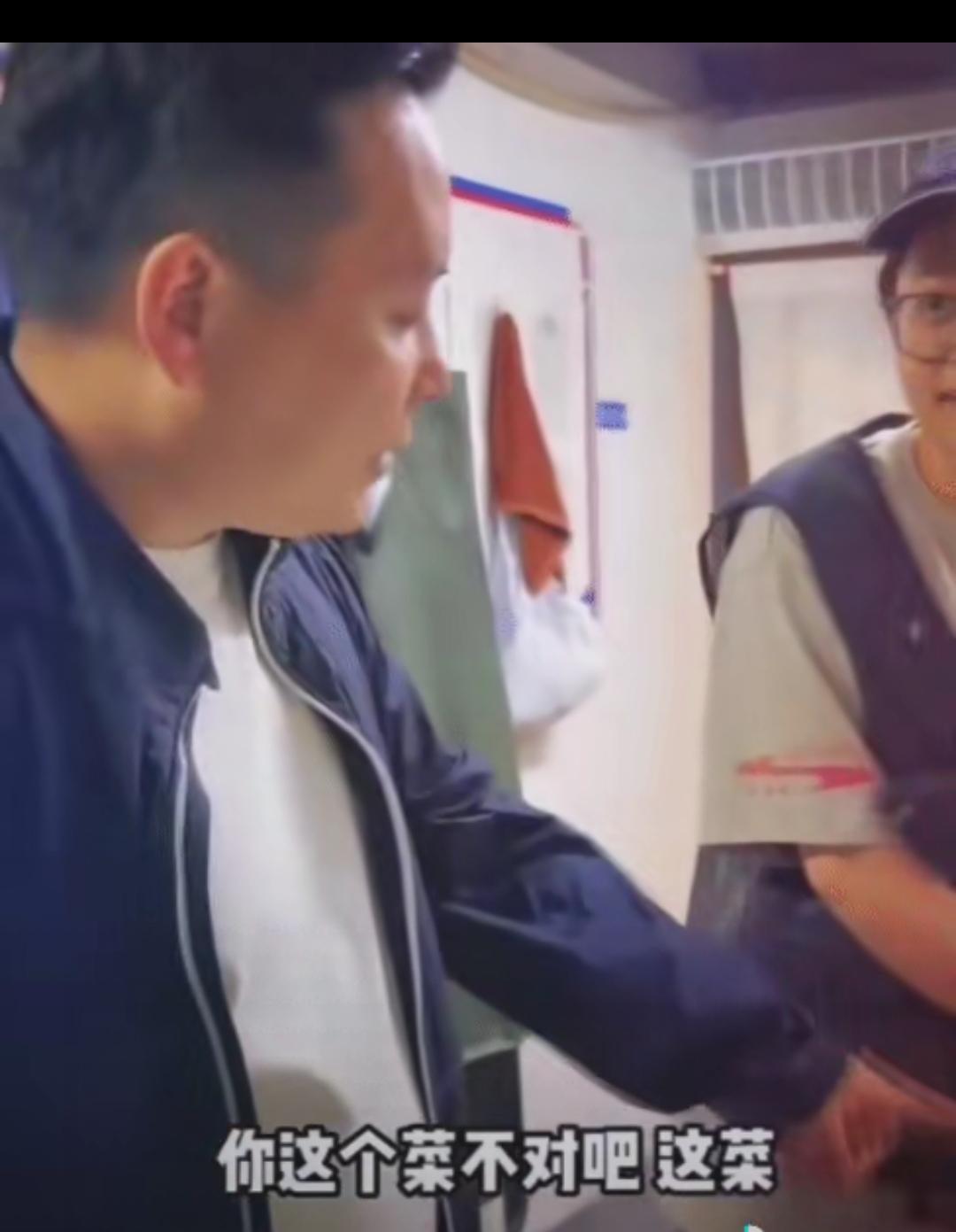 “这格局，我服了！”后厨里女员工打包剩菜被老板撞见的瞬间，真的把“人情味”三个字