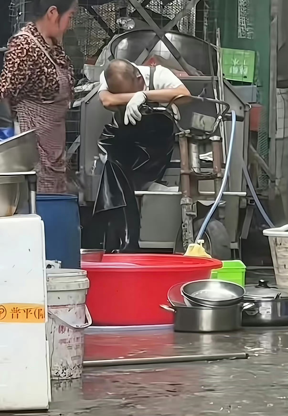 莫氏鸡煲老板娘说早20年火会拼命赚到了一定年纪了面对这么高强度的工作确实也是吃不