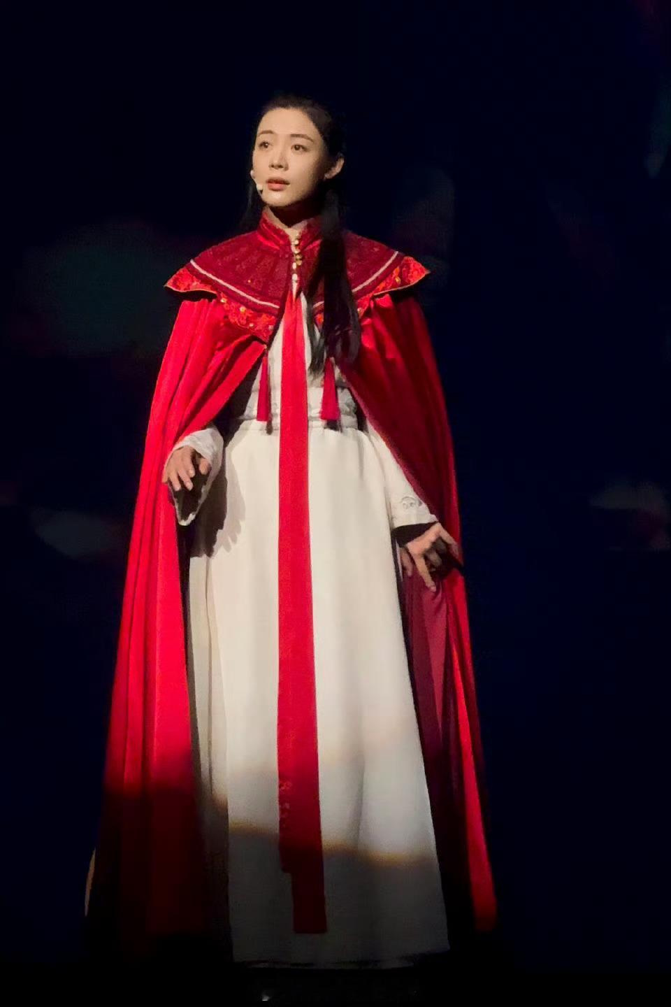 好爱素颜，不施粉黛，洁净真实，一张剔透的脸但穿了戏服总让人产生是戏中人还是戏外人