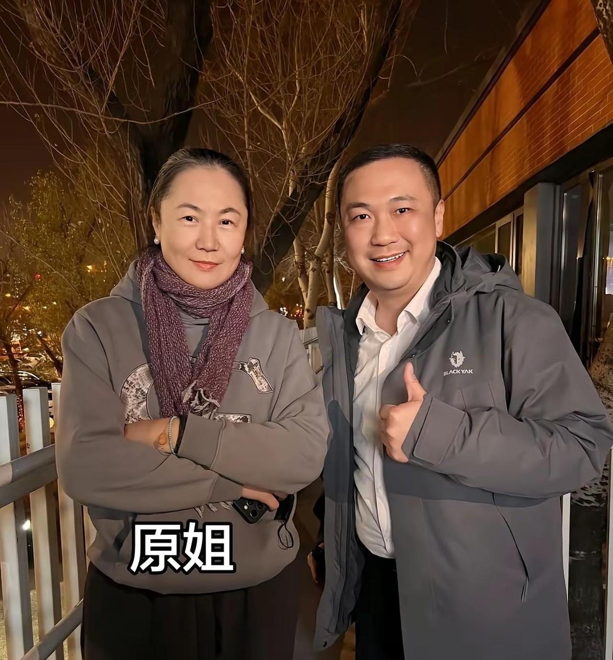 窦唯的二女儿最近自己上综艺，开口就说是为了赚房租。亲爹是摇滚圈老炮，闺女却连住的