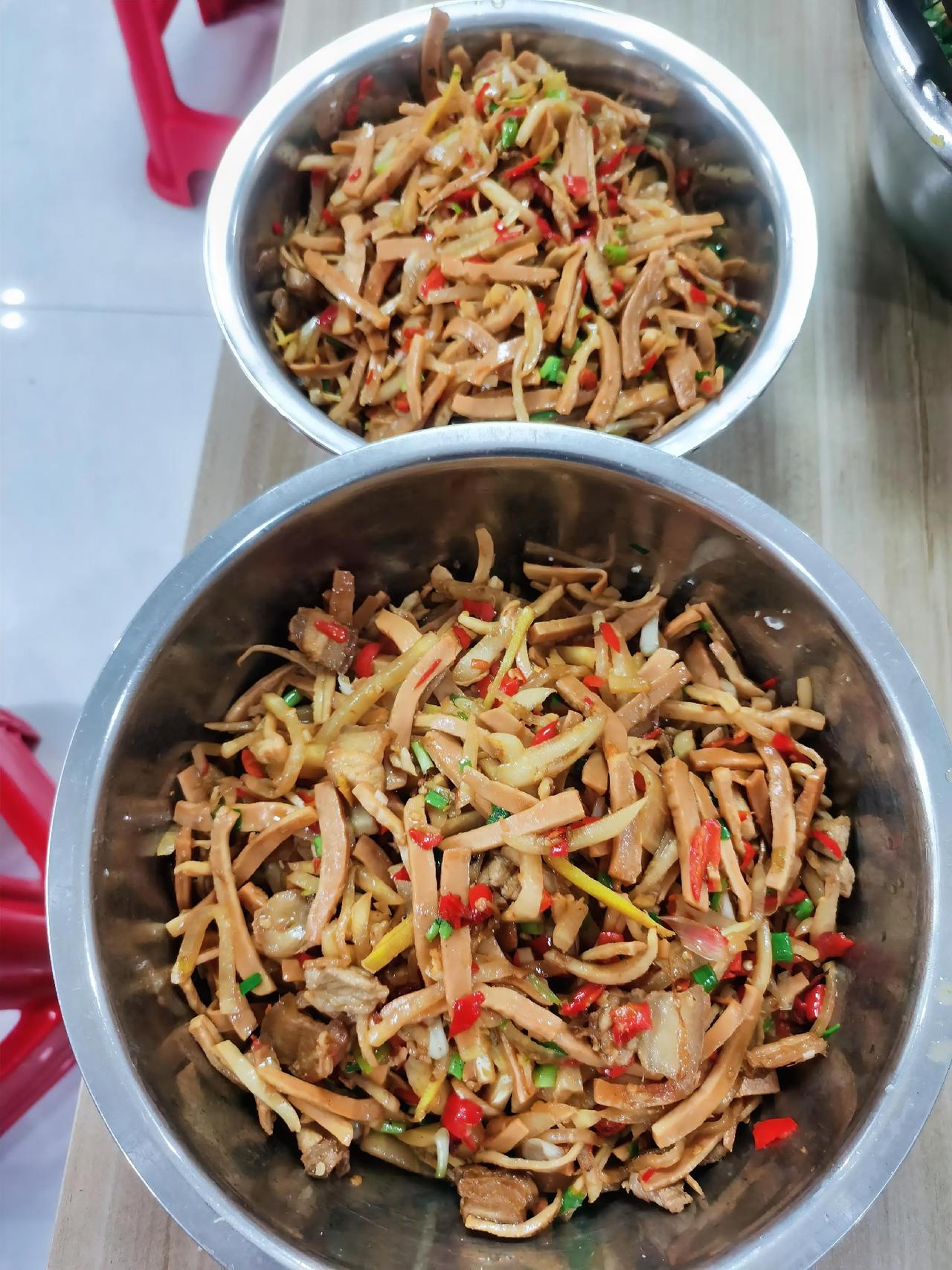 今日食堂家常菜谱：
酸萝卜炒鱿鱼丝
韭菜炒蛋
丝瓜汤。

人生过半才学会微笑和沉