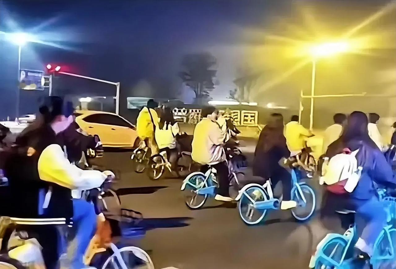 郑州学子“夜行”探访开封，引发三大连锁效应。

1. 美团共享单车成为跨城之旅首