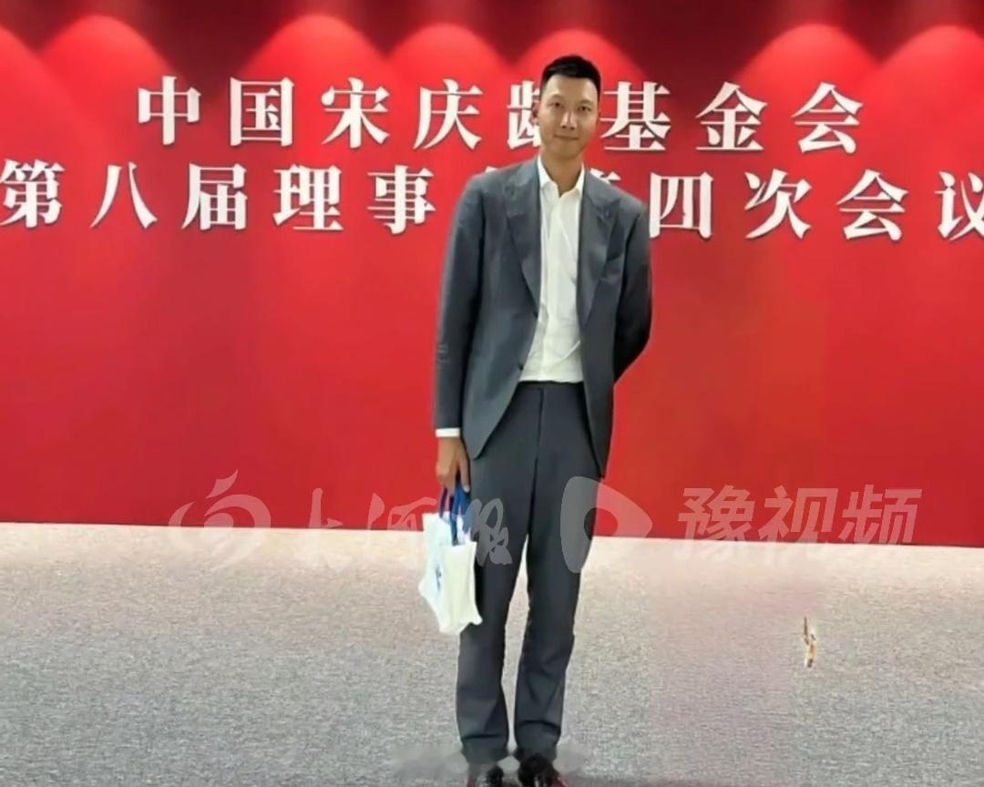 媒体报道，易建联时隔五个月首次公开露面，3月14日，他出席了宋庆龄基金会第八届理