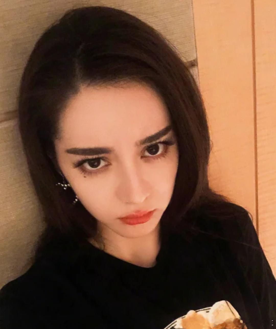 快看热巴早期的照片[打call][打call][打call]真的是有点可爱啦#迪