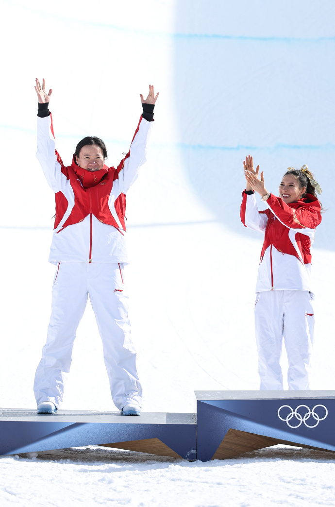 谷爱凌李方慧复刻6年前一起领奖画面 谷爱凌与李方慧在2026年米兰冬奥会自由式滑