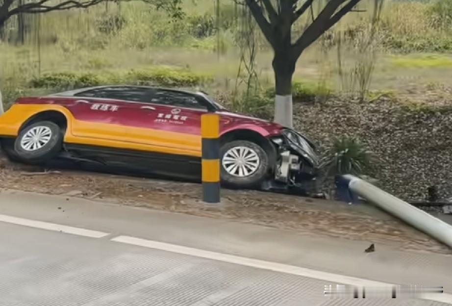 有网友在路上行驶时，路遇一辆发生交通事故侧翻了的教练车。从事故现场来看，应该是一