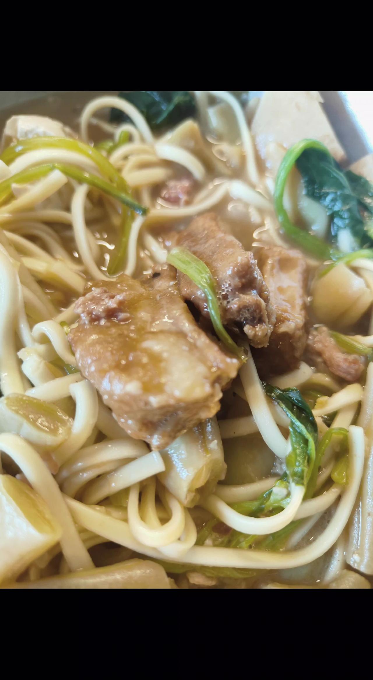 🍜酱香裹着面条滑进喉咙，排骨酥到脱骨…碳水和脂肪的共谋，总能精准击中灵魂的缺口