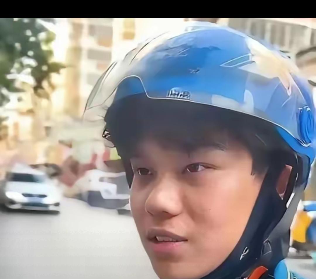38度高温的街头跑外卖，手里攥着生活，心里装着整片蓝天，这个少年真的把热爱熬成了