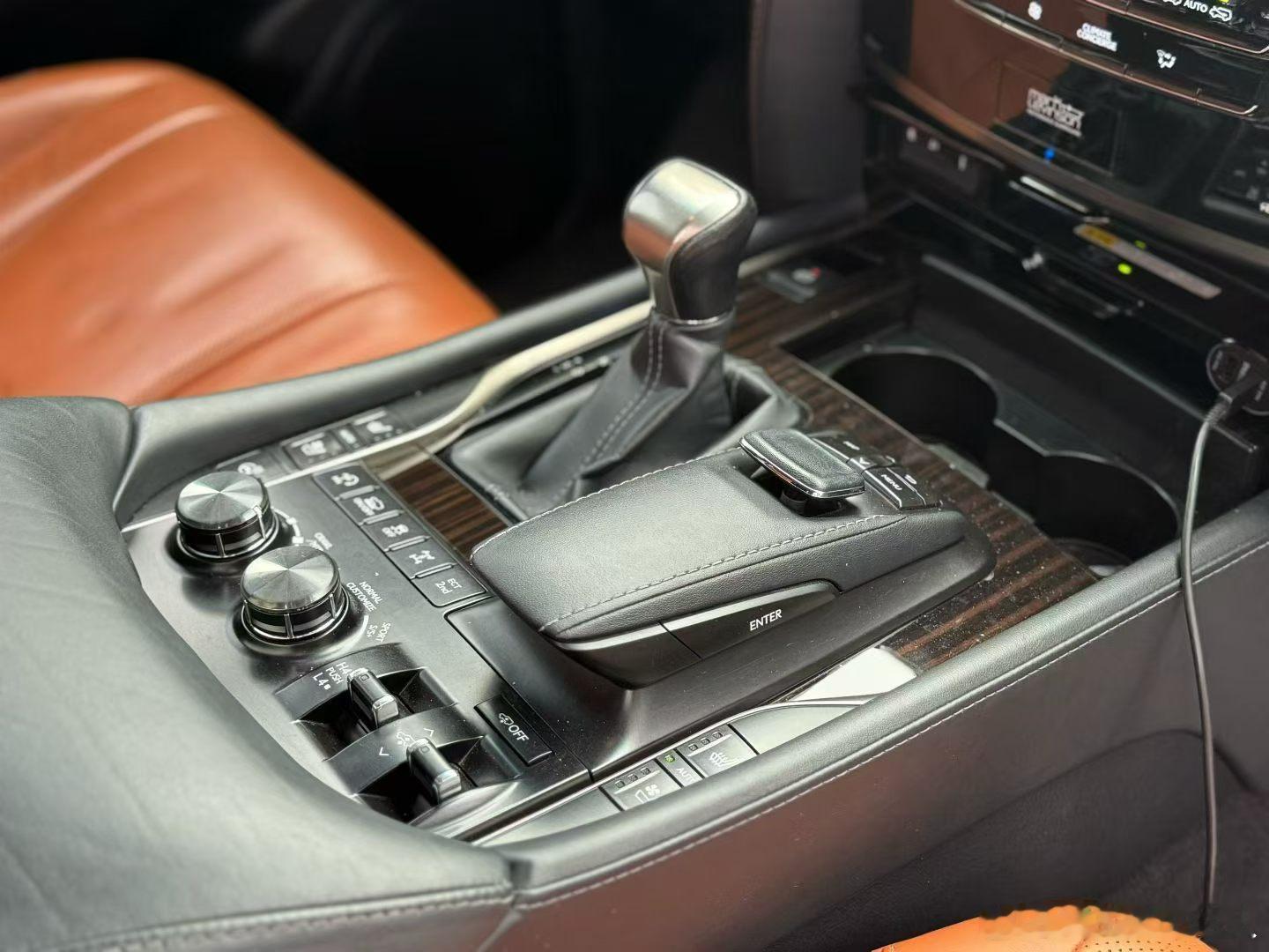 人生奔忙，总在奔赴不同的远方与责任。这台20年LX570，中规八座大满配，10万