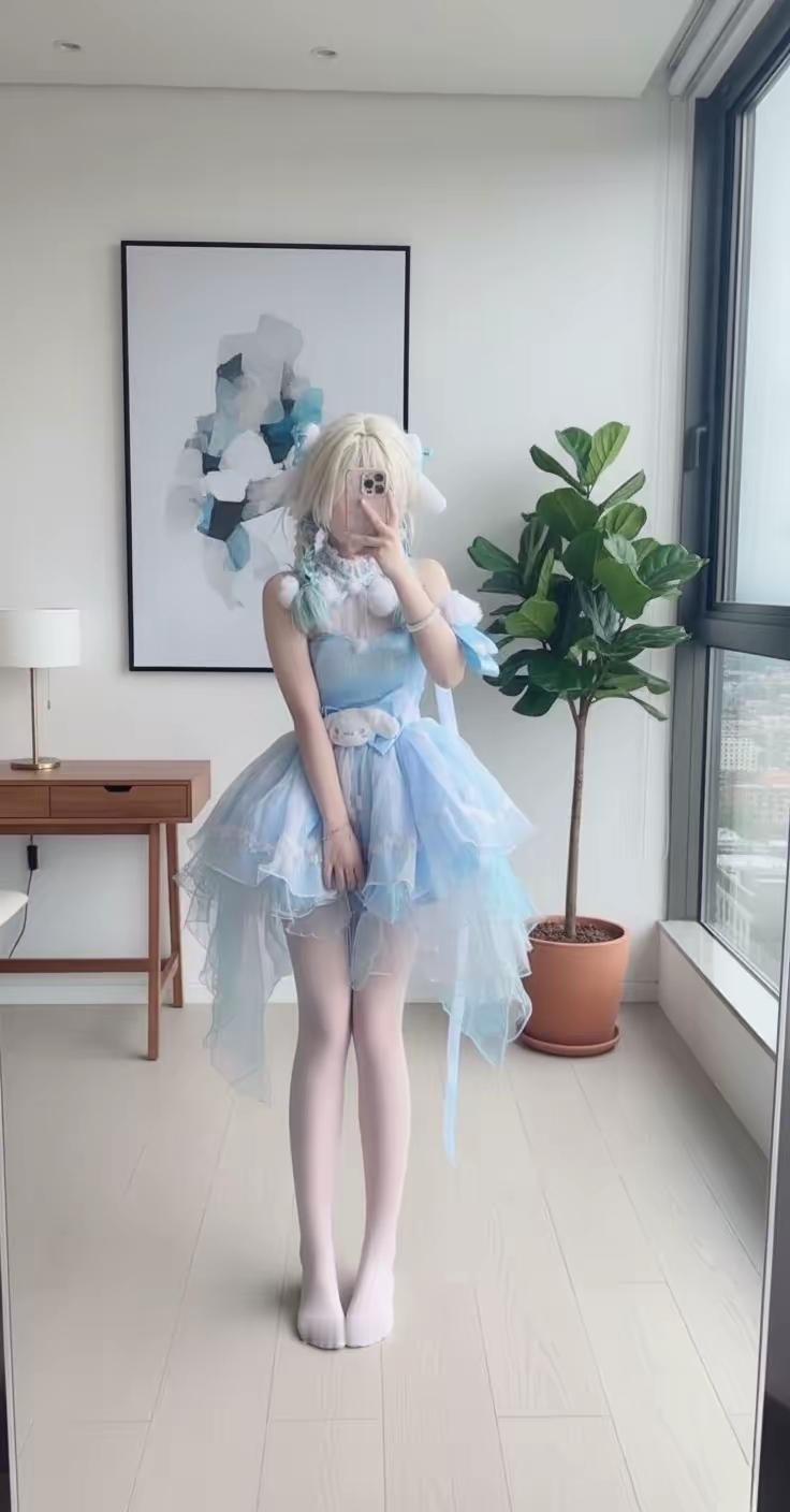 梦幻蓝裙少女，镜前自拍照📸✨白丝[话题]