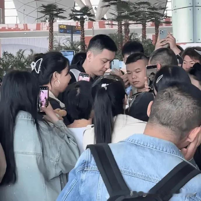 受暴雨天气影响的不只是辽宁男篮，还是回不去家的深圳男篮，我说干脆在沈阳打完G3得