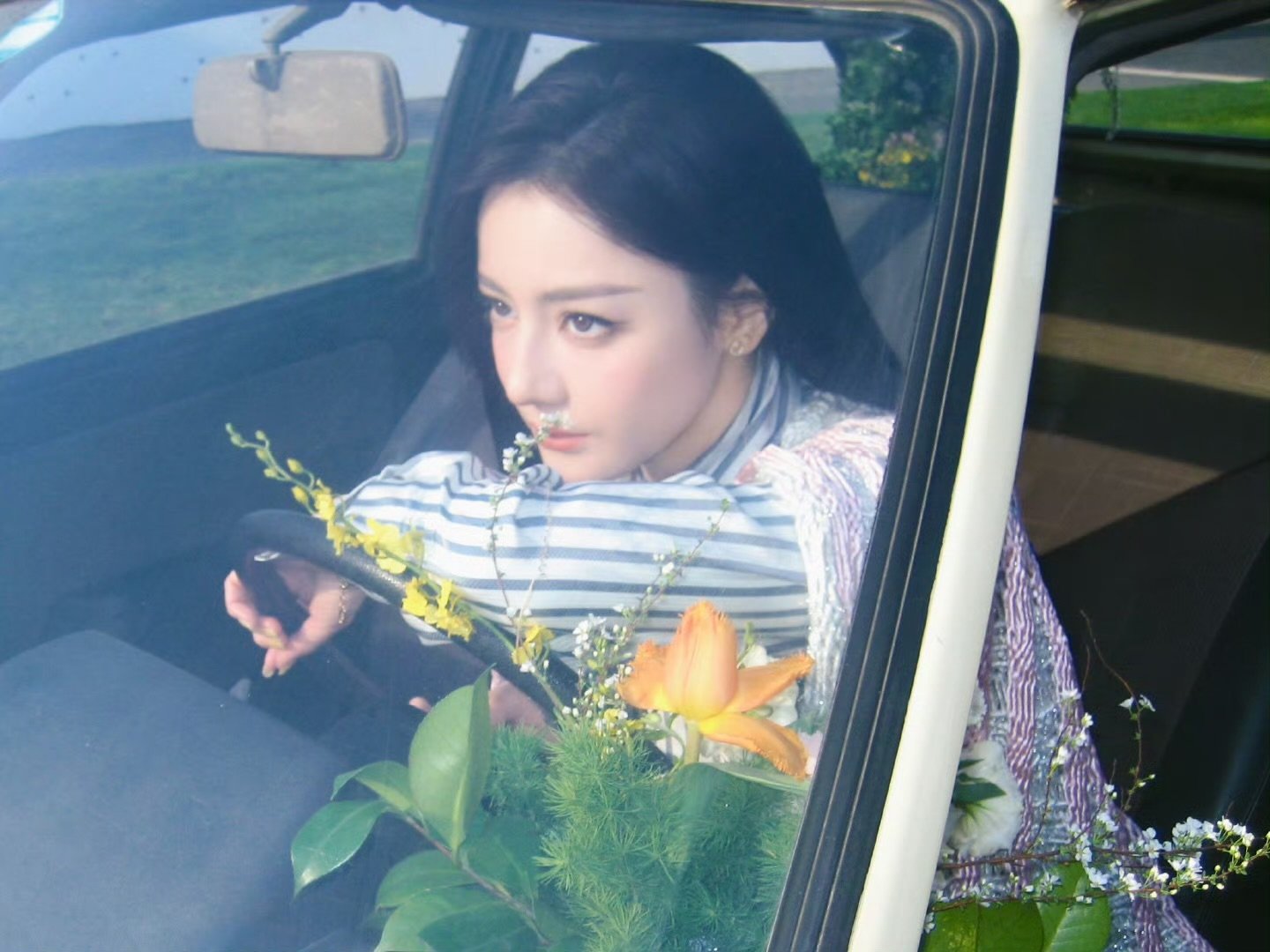  迪丽热巴浪漫随行申请坐上姐姐的专属副驾?镜头定格，浪漫随行一路皆是美好 