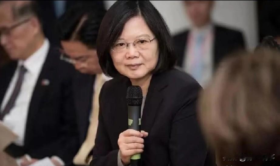 2025年12月31日，蔡英文在脸书发文，宣称在炮火和防空警报声中迎新年，炒作大