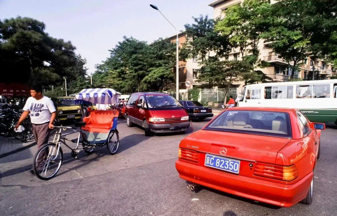 90年代能开上R129 SL，确实是人中龙凤了。放到现在，至少是法拉利812的水
