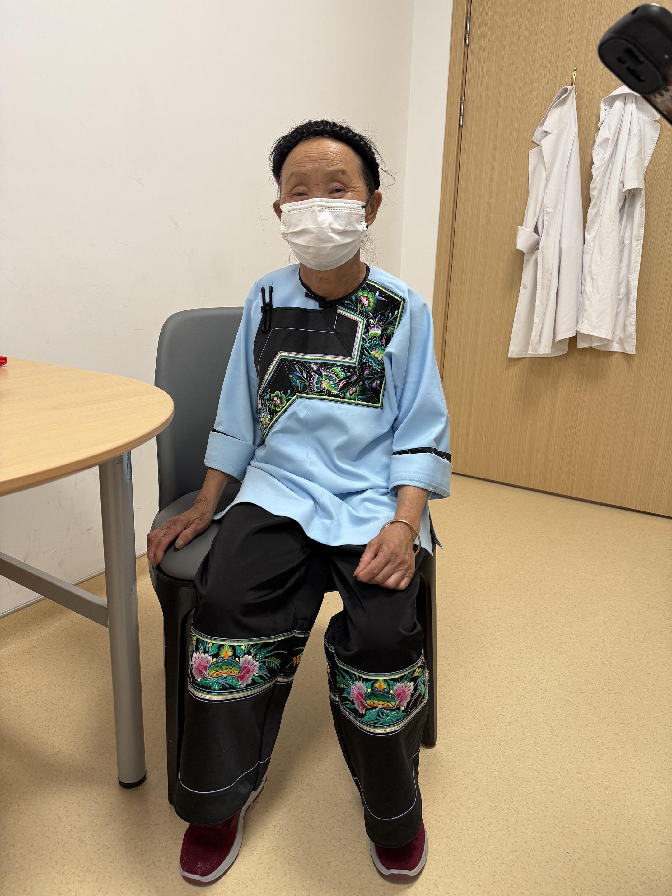 传统手艺不能丢。。门诊碰到一位穿着传统的湖南湘西苗族老人，除了电视和活...