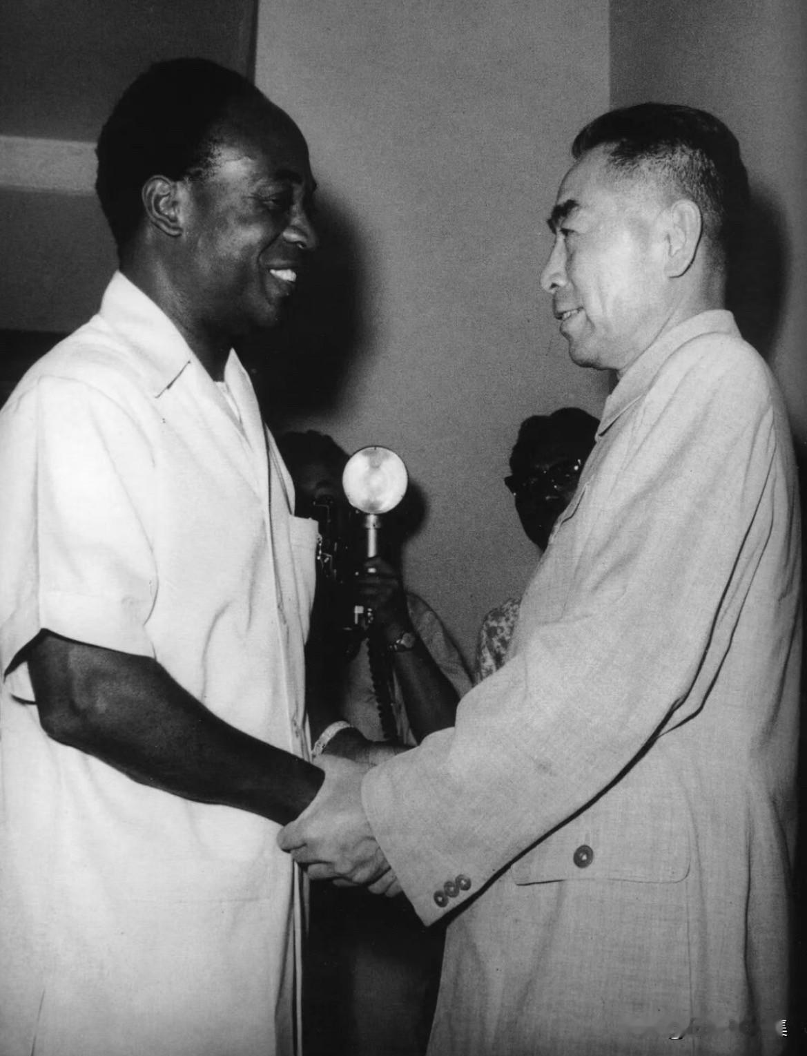 1961年，恩克鲁玛首次以加纳总统身份正式访华，中加于1960年7月建交（加纳1